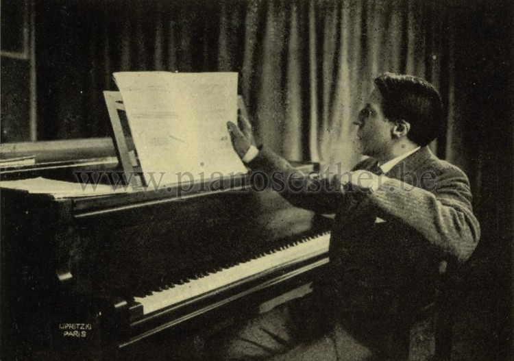 Alfred Cortot dans son studio personnel de l'immeuble Pleyel - 1927