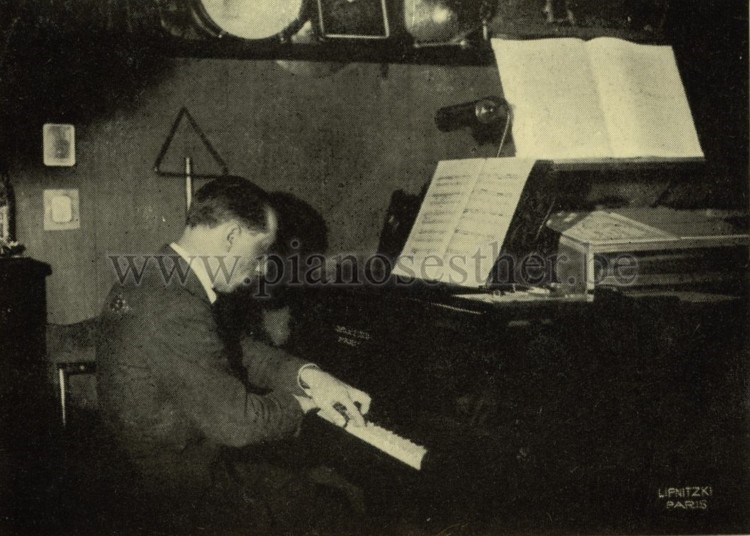 Igor Strawinsky dans son studio personnel de l'immeuble Pleyel - 1927