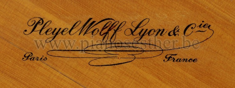 La marque Pleyel Wolff Lyon & Cie inscrite sur une table d'harmonie